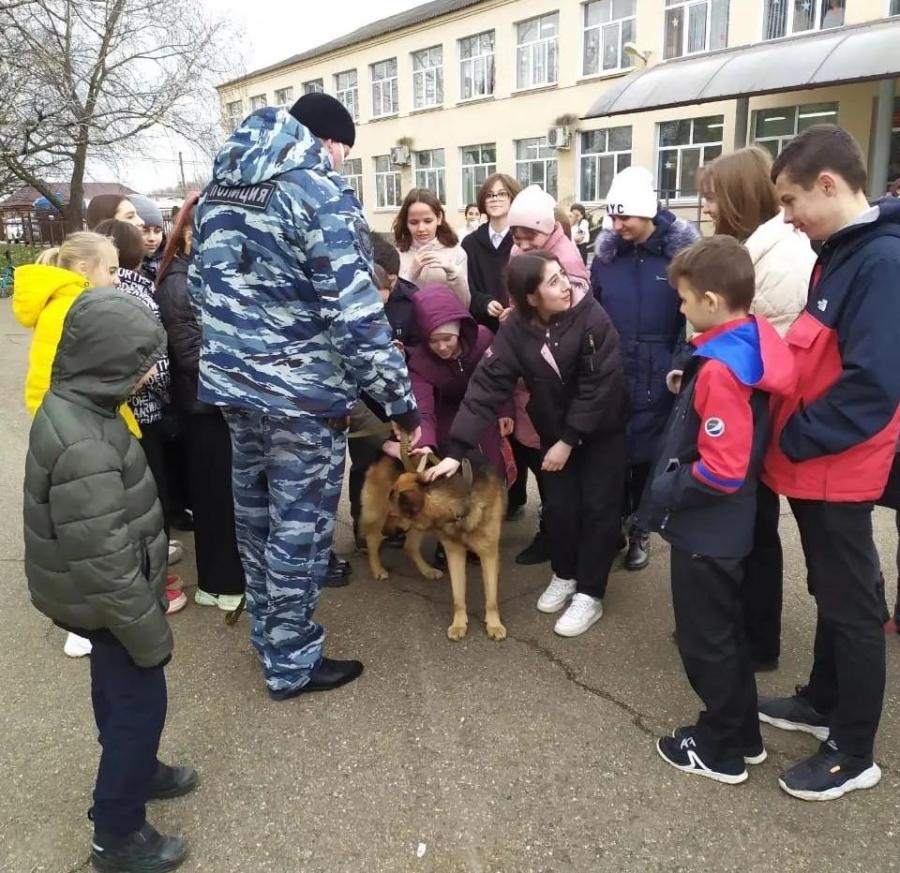 Для усть-лабинских детей провели "Маршрут безопасности"