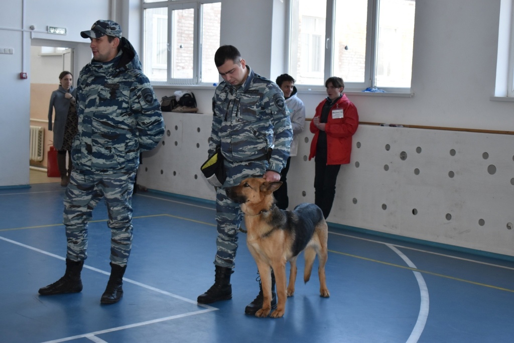 Сотрудники полиции провели встречу с учащимися в школе № 26 