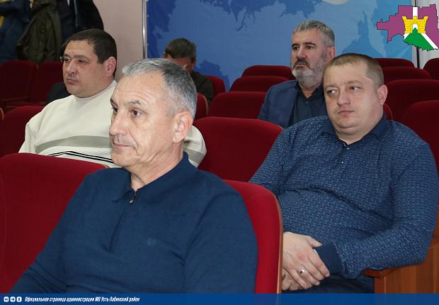 В большом зале администрации прошла внеочередная сессия Совета муниципального образования Усть-Лабинский района