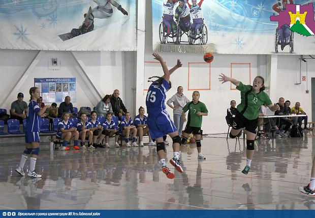  В спортивном комплексе «Старт» г. Усть - Лабинска  прошло первенство Краснодарского края по гандболу среди девочек до 13 лет