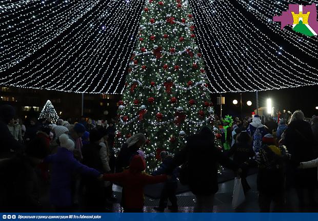 В центральном сквере возле главной елки района проходит Новогодний вечер «Полный чудес Новый год»! 