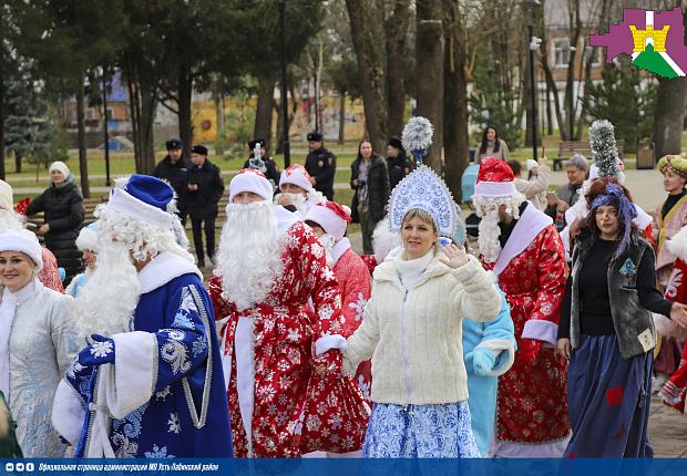 Новогодний парад Дедов Морозов в Усть-Лабинске